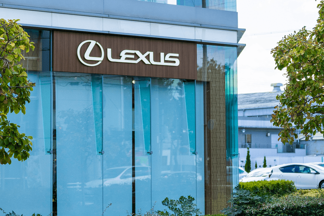 レクサスさま 壁面ロゴ